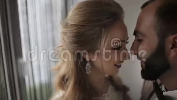 新郎新娘在房间里接吻视频的预览图