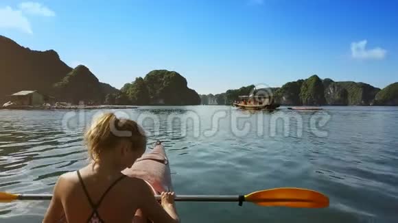 美丽的风景著名的海湾女孩在独木舟的前景视频的预览图