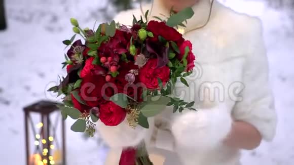 穿着冬衣的新娘手里拿着一束红玫瑰视频的预览图
