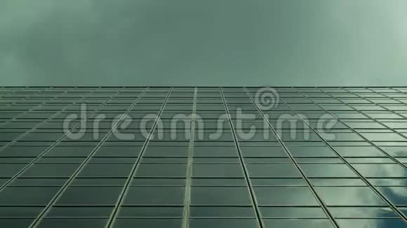 一个公司大楼在半个框架内反射云的时间间隔视频的预览图
