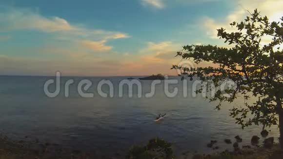 菲律宾渔民在外船捕鱼日落时间菲律宾视频的预览图