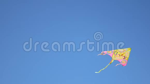 风筝与五颜六色的钉子鲜艳的五彩风筝在天空上欢快地飞舞视频的预览图