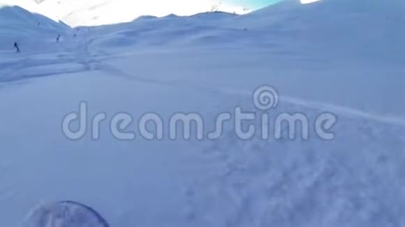 粉雪中滑雪板的低角度视频的预览图