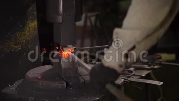 在工厂车间工人在压榨机下手持金属加热光束视频的预览图