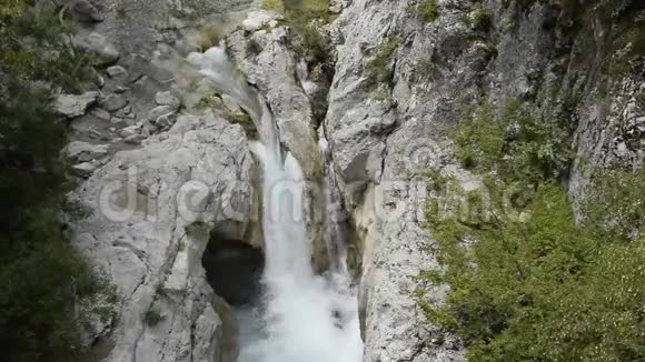 阿尔巴尼亚自然瀑布的空中景观视频的预览图