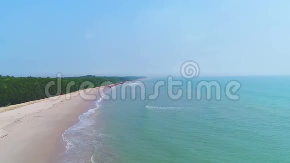 夏季热带海滩顶部景色视频的预览图