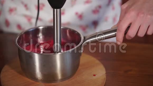 糕点厨师在现代厨房里用搅拌机做红莓慕斯视频的预览图