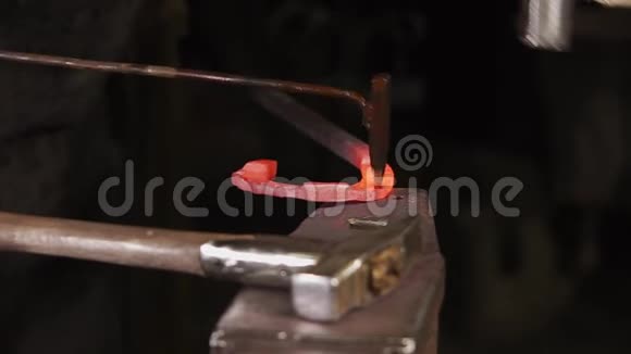 锻造铁砧上红色热铁细节的特写镜头视频的预览图