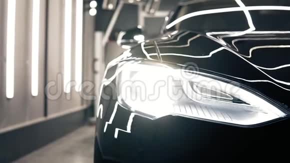 华丽的黑色新车从自动进入明亮的灯光打开视频的预览图