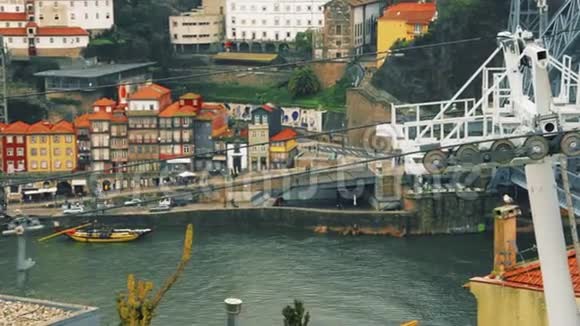 位于葡萄牙波尔图的庞蒂迪顿路易斯桥前的维拉诺瓦迪盖亚长廊上视频的预览图