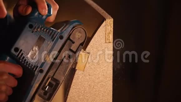 用磨床精磨家具胴体缓冲木质细节视频的预览图