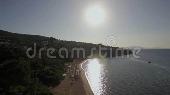 希腊阳光明媚的海滩上的度假胜地空中景色视频的预览图