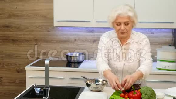 高级家庭主妇在水槽里洗蔬菜视频的预览图