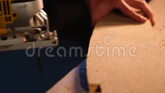 木匠用跳汰机锯子特写在刨花板上雕刻凹槽视频的预览图