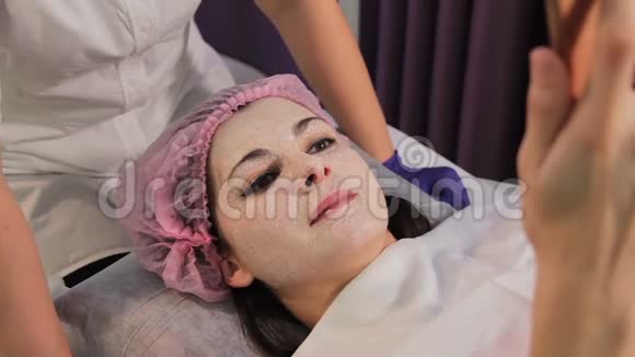 那个女人正在做皮肤增光的手术女孩在手术过程中用面具自拍视频的预览图