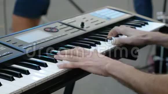 用钢琴键关闭钢琴家的手指视频的预览图