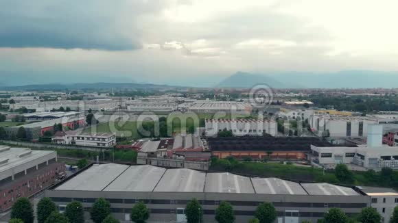 空中飞越工业区和农田背景是山景和岩景意大利都灵视频的预览图