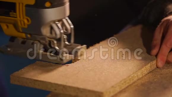 家具生产车间木坯切割的特写视频的预览图