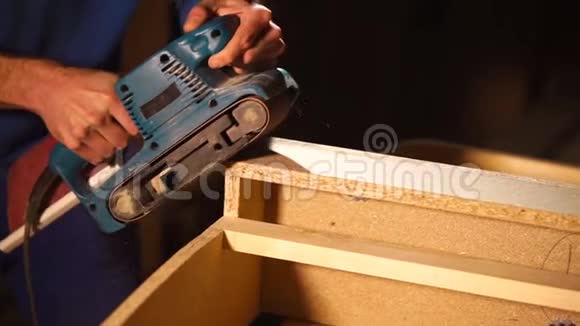 木工正在生产大厅里打磨家具的边角视频的预览图