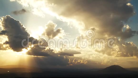 春天野外的雨云太阳射线冲破云层时间流逝视频的预览图
