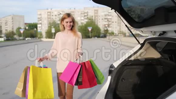 一个带包的年轻女人购物后很高兴一个购物狂的金发女人正在考虑在视频的预览图