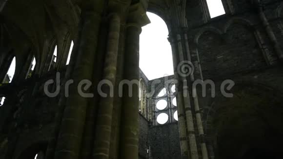 在阳光下看到巨大的毁坏修道院视频的预览图