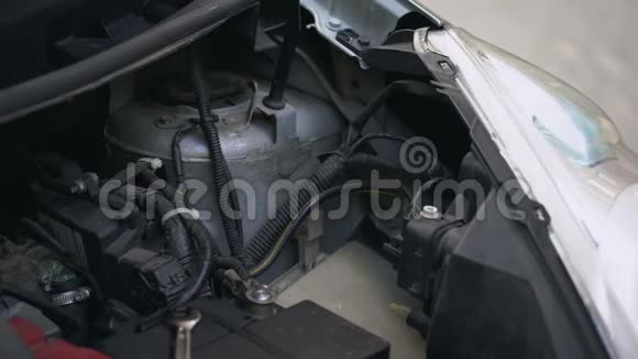 修理汽车发动机修理汽车电池引擎盖下破损视频的预览图