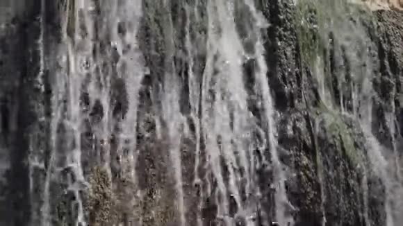 慢动作瀑布传递平和之感视频的预览图