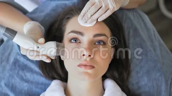 年轻女子在美容院接受无线电升降术视频的预览图