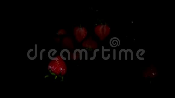 有水的辣草莓飞到镜头前视频的预览图
