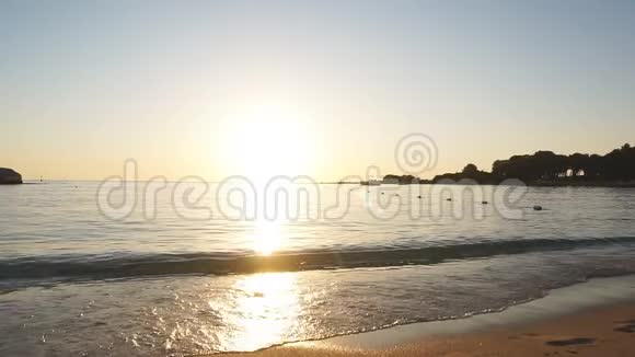 日落时沿着海滩奔跑的快乐儿童剪影动作缓慢视频的预览图