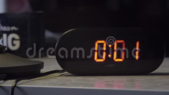 黑色矩形电子数字钟表示橙色的时间视频的预览图