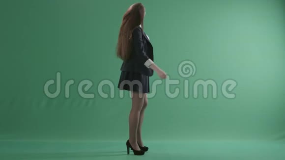 跳舞的漂亮女孩转向右边视频的预览图