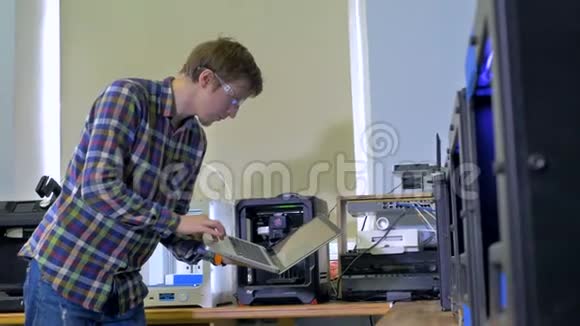 一个人用笔记本电脑控制3d打印视频的预览图