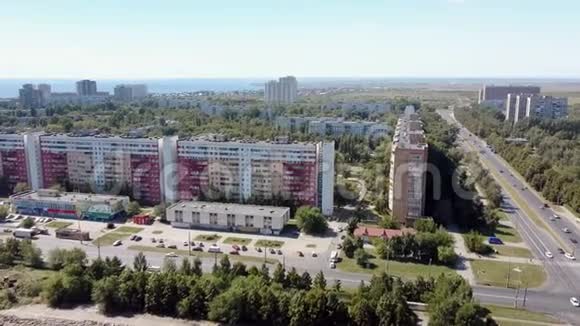 俄罗斯Togliatti市夏季有建筑和道路视频的预览图