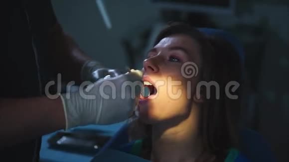 牙科手术牙科医生用喷雾剂喷洒病人口腔视频的预览图
