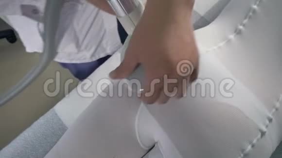 一个按摩机头卷在女性臀部视频的预览图