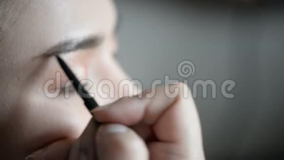 专业化妆师在眼睑上涂抹眼线笔视频的预览图