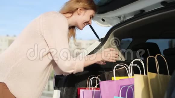 一个带包的年轻女人购物后很高兴一个购物狂的金发女人正在考虑在视频的预览图