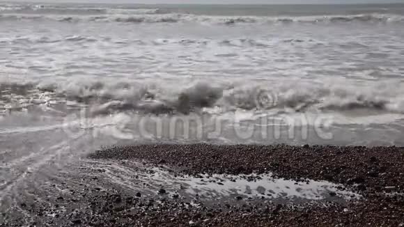 海浪拍打着海滩值得一看英国特写镜头视频的预览图