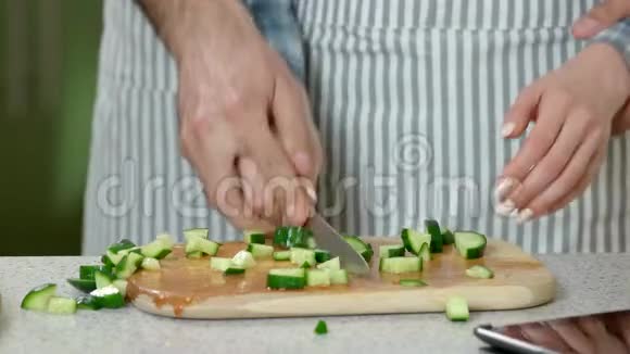 一对正在做饭的夫妇的手视频的预览图