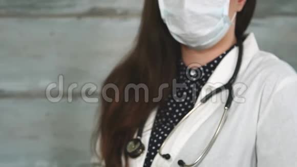 一名女医生的手特写镜头她用药物检查注射器视频的预览图