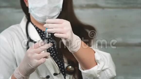 一名女医生的手被近距离射击她用药物检查注射器视频的预览图