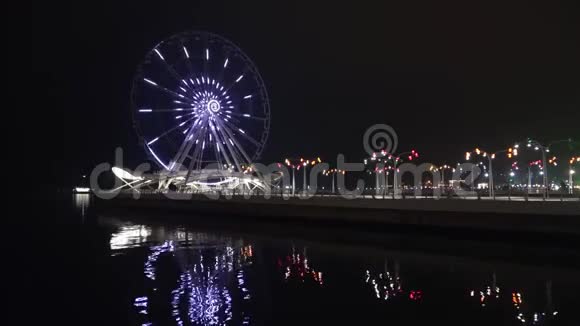 傍晚海边大道上的摩天轮阿塞拜疆巴库视频的预览图