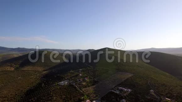 希腊青山和农田的空中自然景象视频的预览图