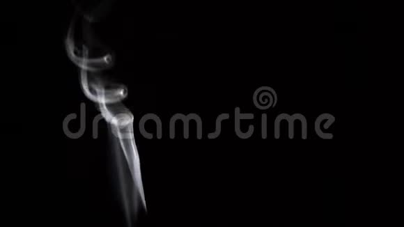 黑色背景上流动的烟雾的录像100FPS慢动作视频的预览图