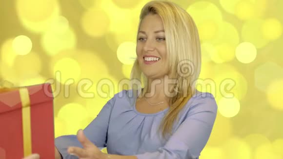 带着金色背景的蓝色礼服开场礼的令人兴奋的迷人年轻女子视频的预览图