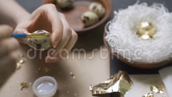 用金箔装饰复活节彩蛋视频的预览图