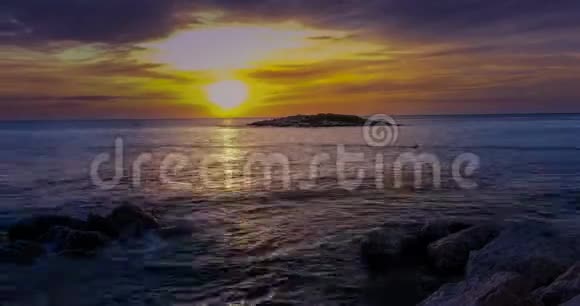 克罗地亚波雷克SvetiNikola岛日落海滩视频的预览图