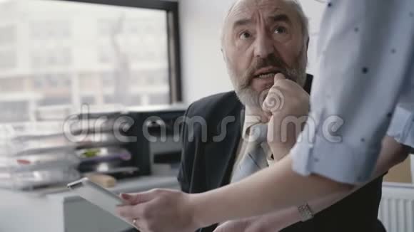 办公室女孩与老板沟通使用平板电脑4K视频的预览图